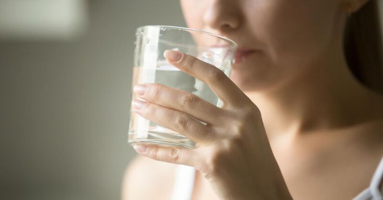 狂喝水讓尿液越透明＝越健康？錯了！4大危險信號腎臟過勞求救中