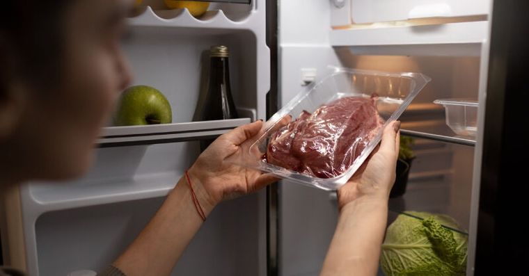 買肉回家「整盒塞冷凍」小心狂長菌又發臭！正確4步驟保鮮不變質