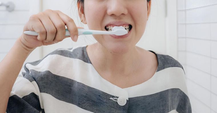 三餐乖乖刷牙還蛀牙？醫揭「最傷牙習慣」害牙齒琺瑯質被磨掉