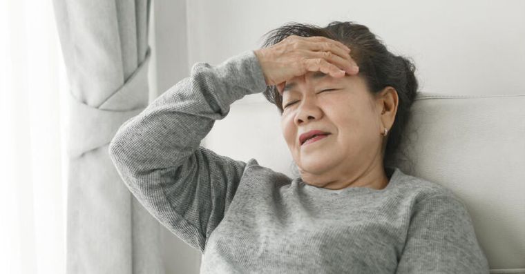 六旬婦一起床就天旋地轉！醫揭她半年暈眩、走路不穩元凶竟是它！
