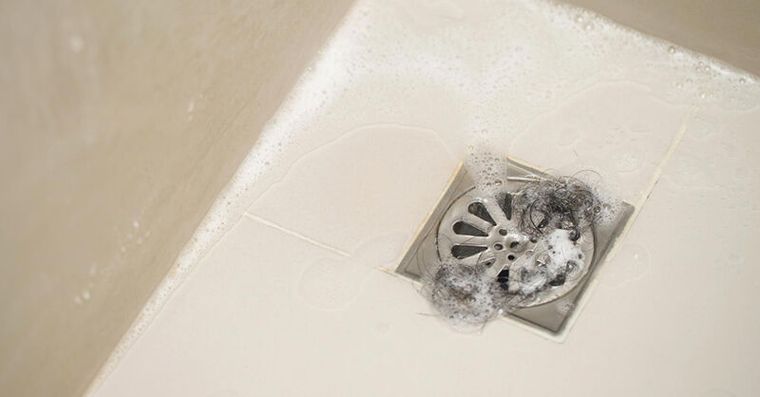 排水孔一團頭髮好焦慮！醫教多這步護髮根，八成的人掉髮都有救