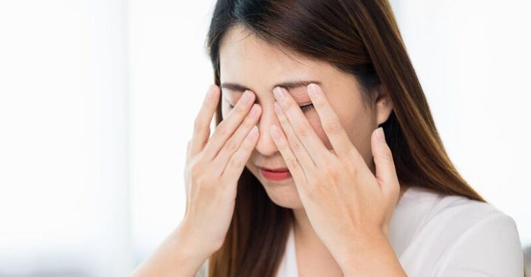 眼皮跳不停竟險喪命！婦過馬路眼睛「突睜不開」，醫揭恐怖病因