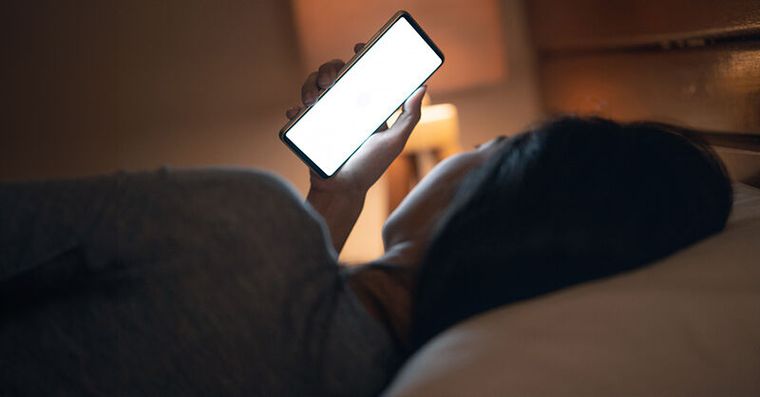 「這樣滑手機」眼壓爆表痛到衝急診！醫揪3大警訊，延誤恐傷視力