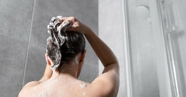 生完小孩多久可以洗頭？醫曝「最佳時機」遠離月子病，3原則不怕受寒