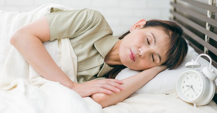 更年期失眠救星！晚上「黃金穴位」按5分鐘：改善熱潮紅熟睡到天亮