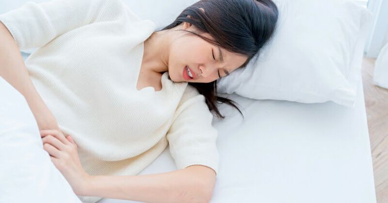 衛生紙沾酒精塞耳朵秒治經痛？醫警告最大風險，改3招安全又有效